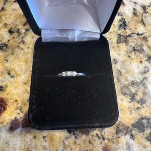 Elegant 10k white gold diamond ring